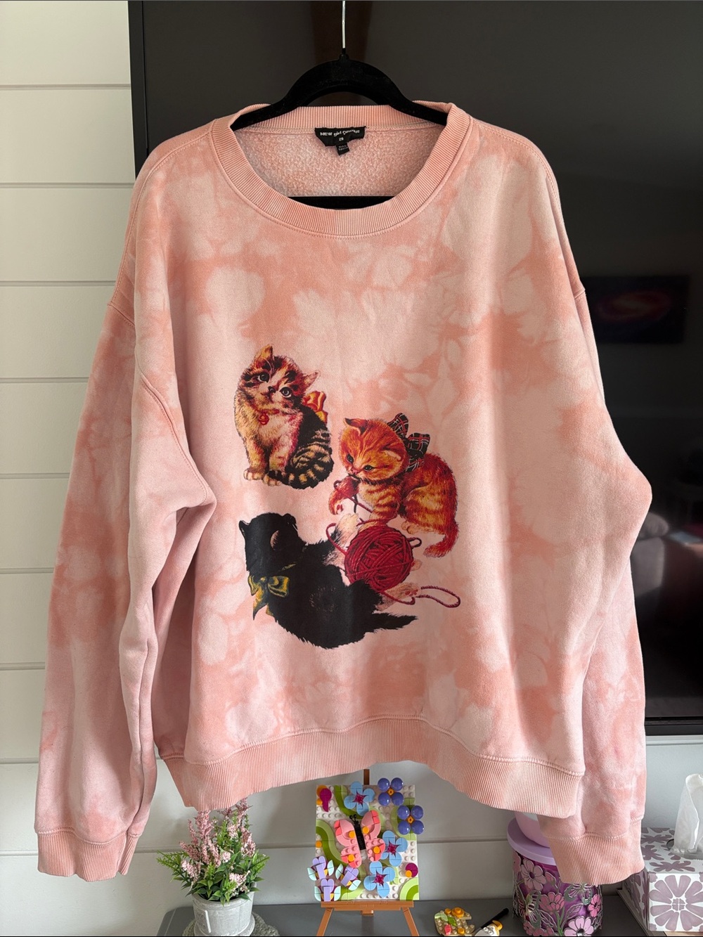 Vintage-Inspired Pink Tie-Dye Sweatshirt with Playful Kittens